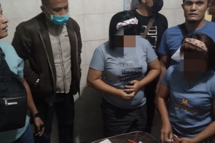 Dua IRT ditangkap atas kasus pembunuhan perempuan paruh baya berinisial P br T (52) yang jasadnya ditemukan tergantung di pohon kopi pada Kamis (27/5/2021) di Kecamatan Purba, Kabupaten Simalungun. Pelaku ditangkap di sebuah hotel di Medan.