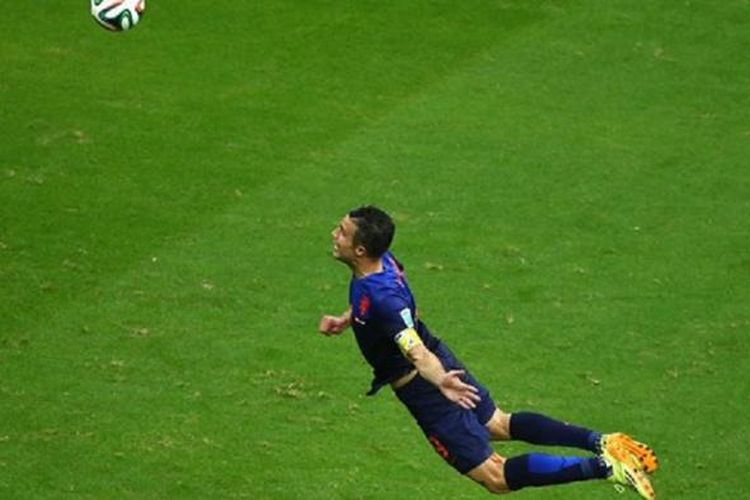 Penyerang Belanda Robin van Persie menyundul bola yang berujung gol ke gawang Spanyol, pada laga perdana Grup B, di Arena Fonte Nova, Salvador, Jumat atau Sabtu (14/6/2014) dini hari WIB.