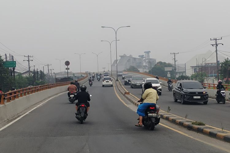 Kabut Asap di Medan Kian Pekat, Sopir Barang Waspada Lintasi Jalan Tol: Tebal Sekali