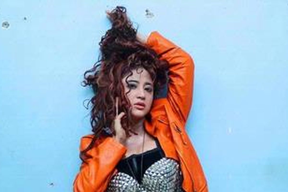 Penyanyi dangdut dan artis peran Dewi Muria Agung atau Dewi Perssik (DP) pada pembuatan klip videonya bersama vokalis rock Roy Jeconiah, yang berjudul 