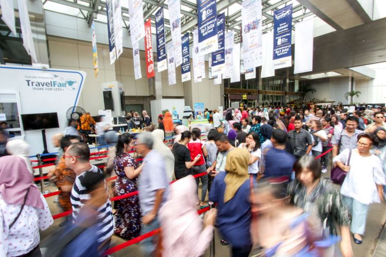 Suasana pengunjung pameran wisata Garuda Indonesia Travel Fair (GATF) 2018 di Jakarta Convention Center, Jumat (6/4/2018). Acara ini menawarkan tiket murah berbagai destinasi baik dalam maupun luar negeri.