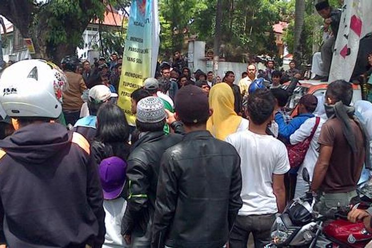 Nyaris Bentrok, Pendukung Aceng Datangi Kantor Bupati  