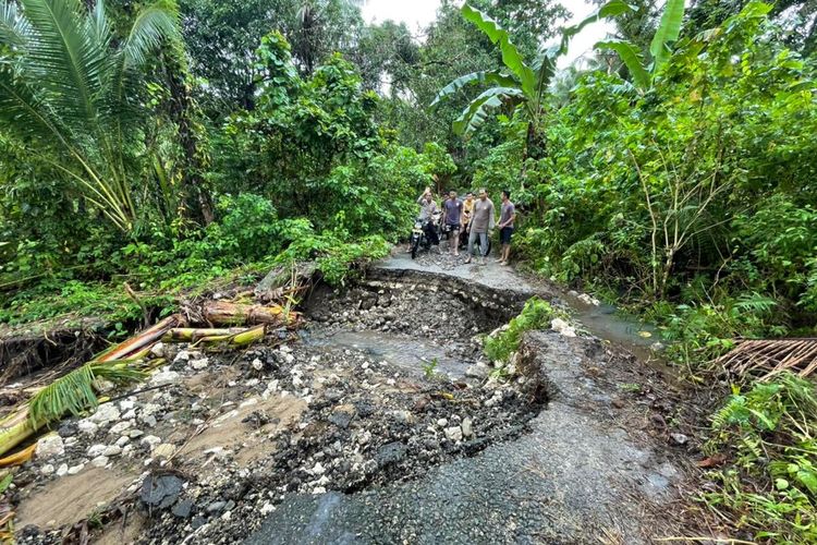 Jalan Trans Pulau Haruku, Kabupaten Maluku Tengah putus setelah hujan deras tanpa henti mengguyur wilayah tersebut, Sabtu (30/7/2022)
