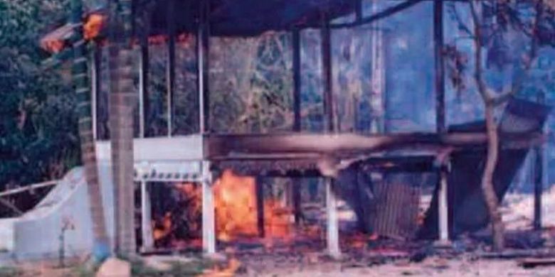 Rumoh Geudong dibakar masa pada 1998.