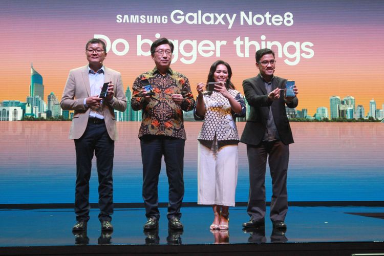 (ki-ka) VP IT & Mobile Business SEIN, So Djin Gie; President of Samsung Electronics Indonesia (SEIN), Jae Hoon Kwon; Marketing Director IT & Mobile Business SEIN, Vebbyna Kaunang; Head of IT & Mobile Product Marketing SEIN, Denny Galant.