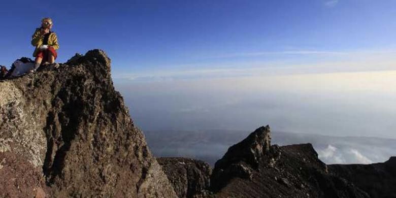 Bibir kawah di puncak Gunung Agung (3.142 mdpl), Bali, Kamis (6/10/2011). Gunung stratovolcano ini terakhir meletus dahsyat 1963 menelan korban jiwa 1.148 orang. 