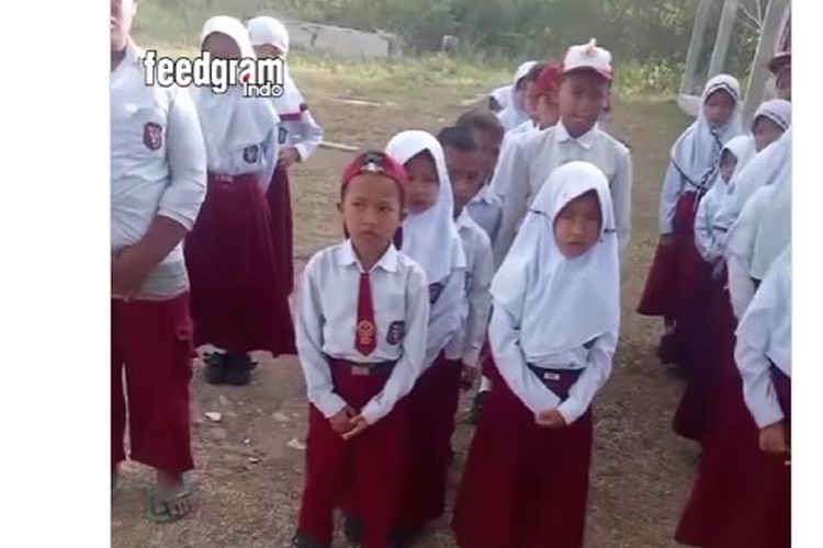 Sebuah video yang menunjukkan siswa Sekolah Dasar (SD) Satahi Galanggang di Kecamatan Padangbolak, Kabupaten Padanglawas Utara, Sumatera Utara, tak belajar karena guru absen viral di media sosial.