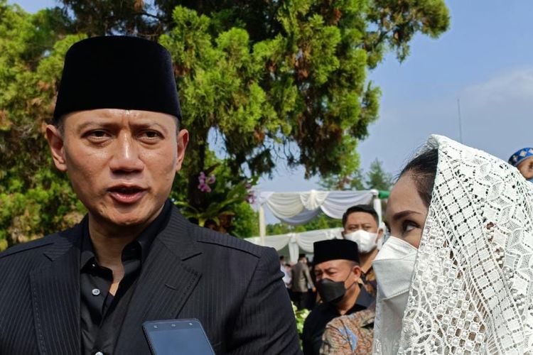 Agus Harimurti Yudhoyono saat menghadiri prosesi pemakaman dan upacara penghormatan terakhir kepada Mantan Wakil Menteri PUPR periode 2010-2014 Achmad Hermanto Dardak, di TMP Kalibata, Jakarta Selatan, Minggu (21/8/2022).