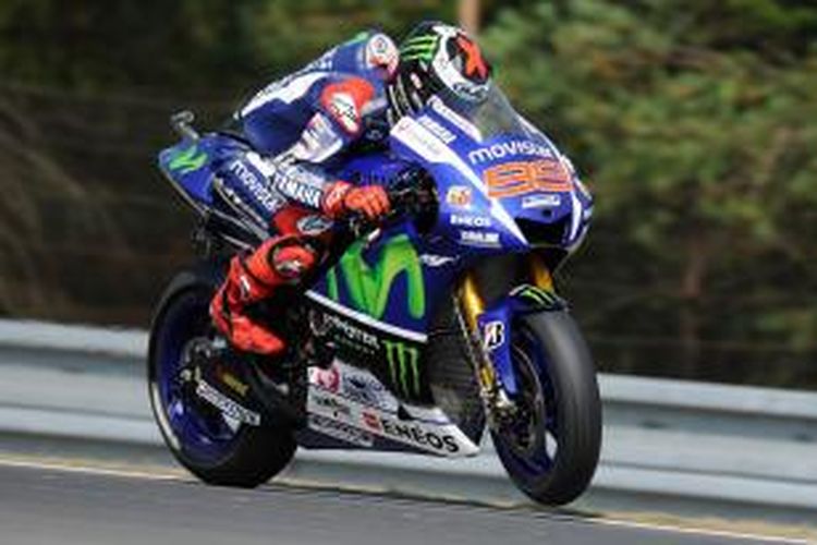 Pebalap Movistar Yamaha, Jorge Lorenzo, memacu motornya pada sesi latihan kedua GP Ceko di Sirkuit Brno, Jumat (14/8/2015).