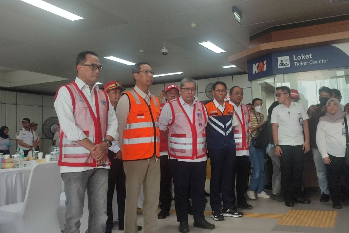 Penjabat Gubernur DKI Jakarta Heru Budi Hartono meninjau depo LRT Jabodebek di Stasiun LRT Dukuh Atas, Setiabudi, Jakarta Selatan pada Rabu (28/6/2023) siang.
