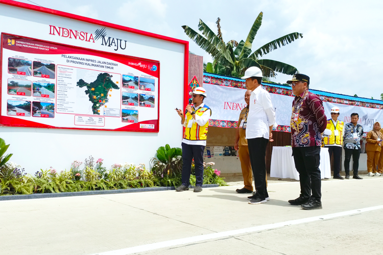 Presiden Joko Widodo saat meresmikan Inpres Jalan Daerah (IJD) di Desa Argo Mulyo, Sepaku, Kabupaten Penajam Paser Utara (PPU), Jumat (1/3/2024). Presiden didampingi Penjabat (Pj) Bupati Makmur Marbun.