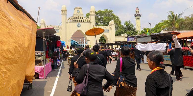 Rombongan gamelan sekaten yang mulai memasuki Masjid Agung Surakarta