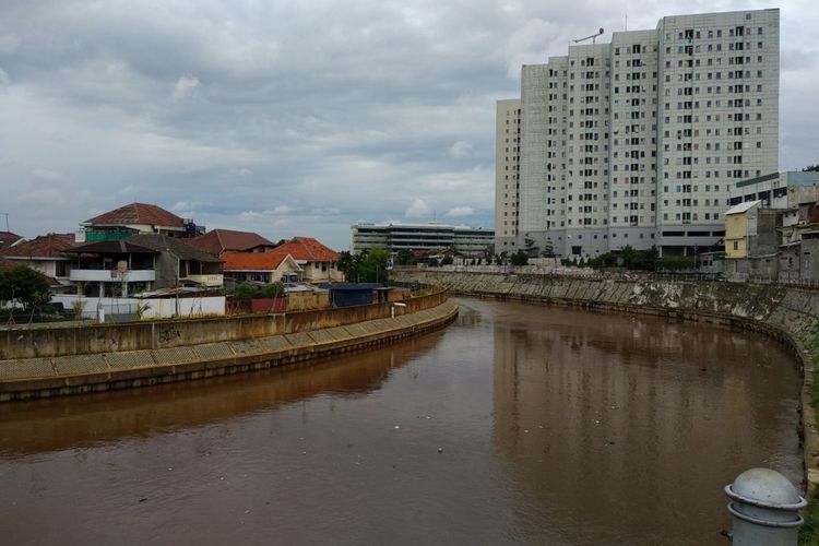 Kondisi kali Ciliwung di wilayah Kampung Pulo, Kampung Melayu, Jatinegara, Jakarta Timur (13/12/2017). 