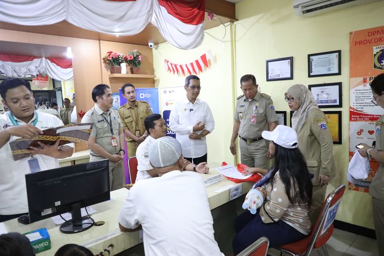 Penjabat (Pj) Gubernur Daerah Khusus Ibu Kota (DKI) Jakarta Heru Budi sedang berdialog dengan warga di Kantor Kelurahan Kapuk Muara Baru, Jakarta Utara.