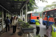 Para Karyawan Pilih Jalan Kaki dari Stasiun Sudirman ke Kantornya