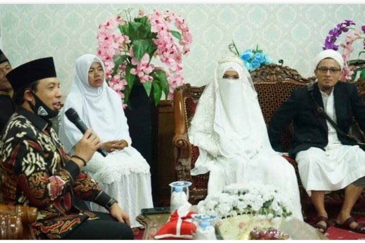 Wakil Wali Kota Bengkulu, Dedy Wahyudi menyambut pengantin baru yang akan mengikuti program bulan madu di rumah dinas wali kota