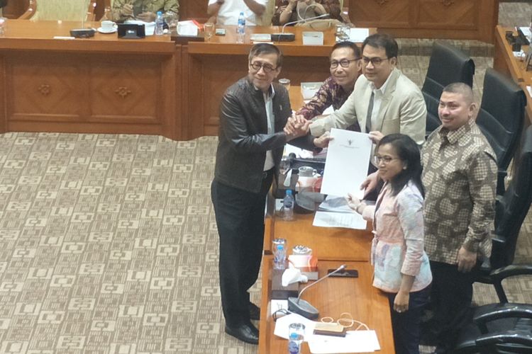 Rapat Kerja pembahasan tingkat I RKUHP antara Komisi III dan Menteri Hukum dan HAM Yasonna Laoly di Kompleks Parlemen, Senayan, Jakarta, Rabu (18/9/2019).