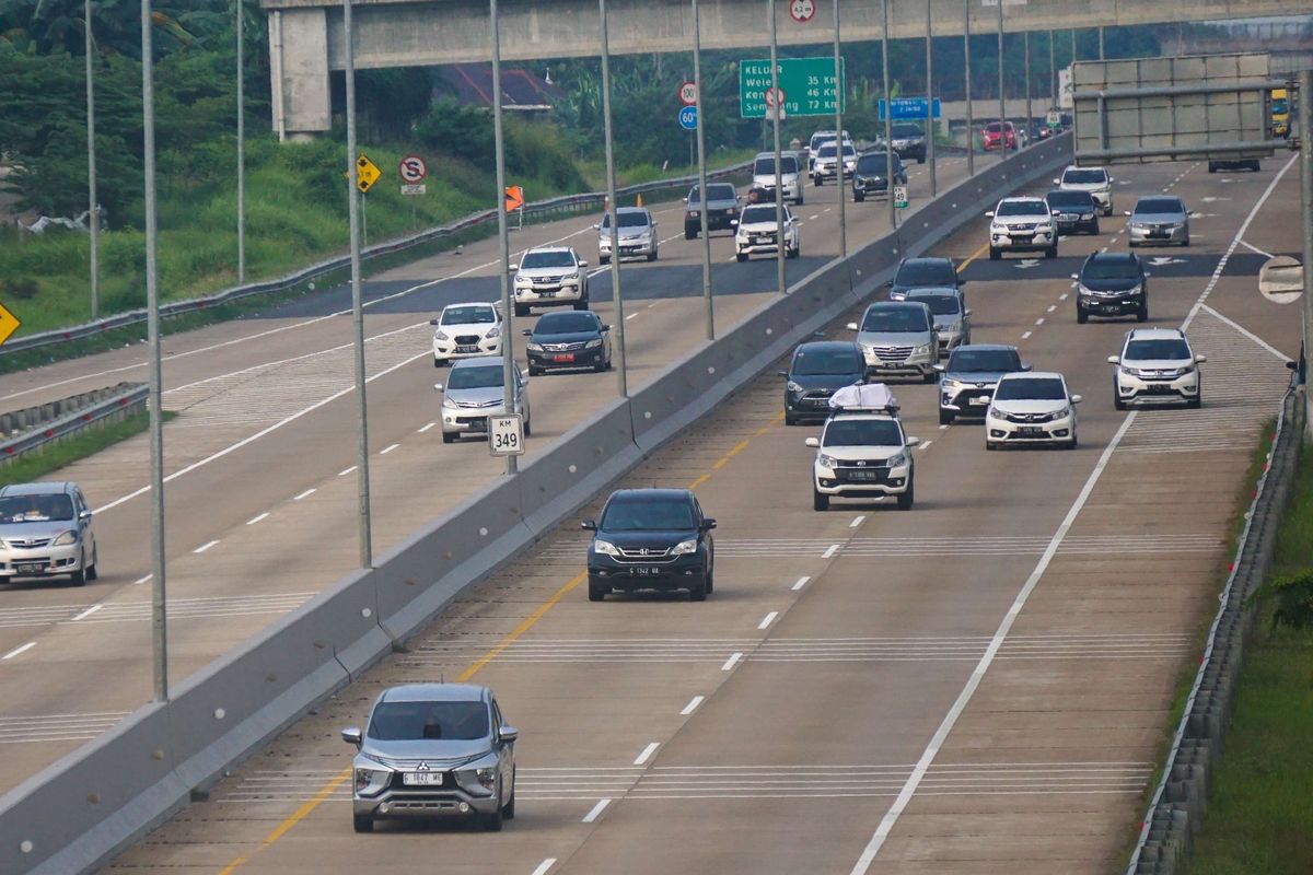 Sejumlah kendaraan melintas di Jalan Tol Semarang-Batang, Kabupaten Batang, Jawa Tengah, Rabu (26/4/2023). Arus balik pada H+4 Lebaran dari arah Jawa Tengah menuju Jakarta terpantau ramai lancar dengan pemberlakuan satu arah hingga pukul 24.00.