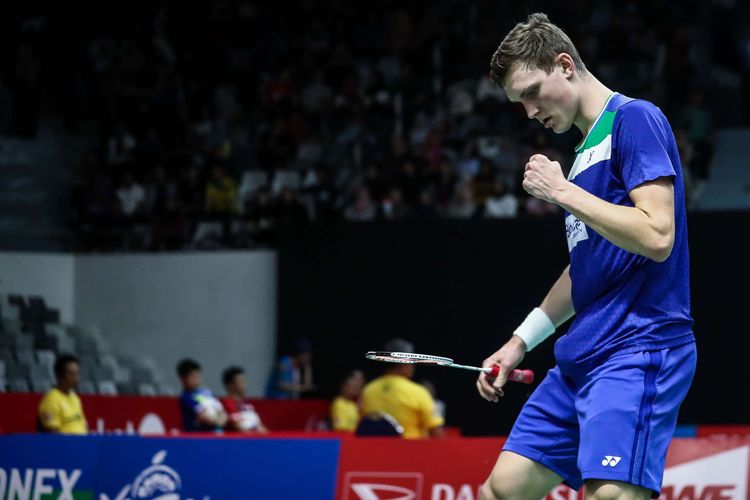 Pebulu tangkis tunggal putra Denmark, Viktor Axelsen melawan wakil Indonesia, Shesar Hiren Rhustavito saat pertandingan babak kedua Indonesia Masters 2020 di Istora Senayan, Jakarta, Kamis (16/1/2020). Shesar Hiren Rhustavito kalah 17-21, 14-21.