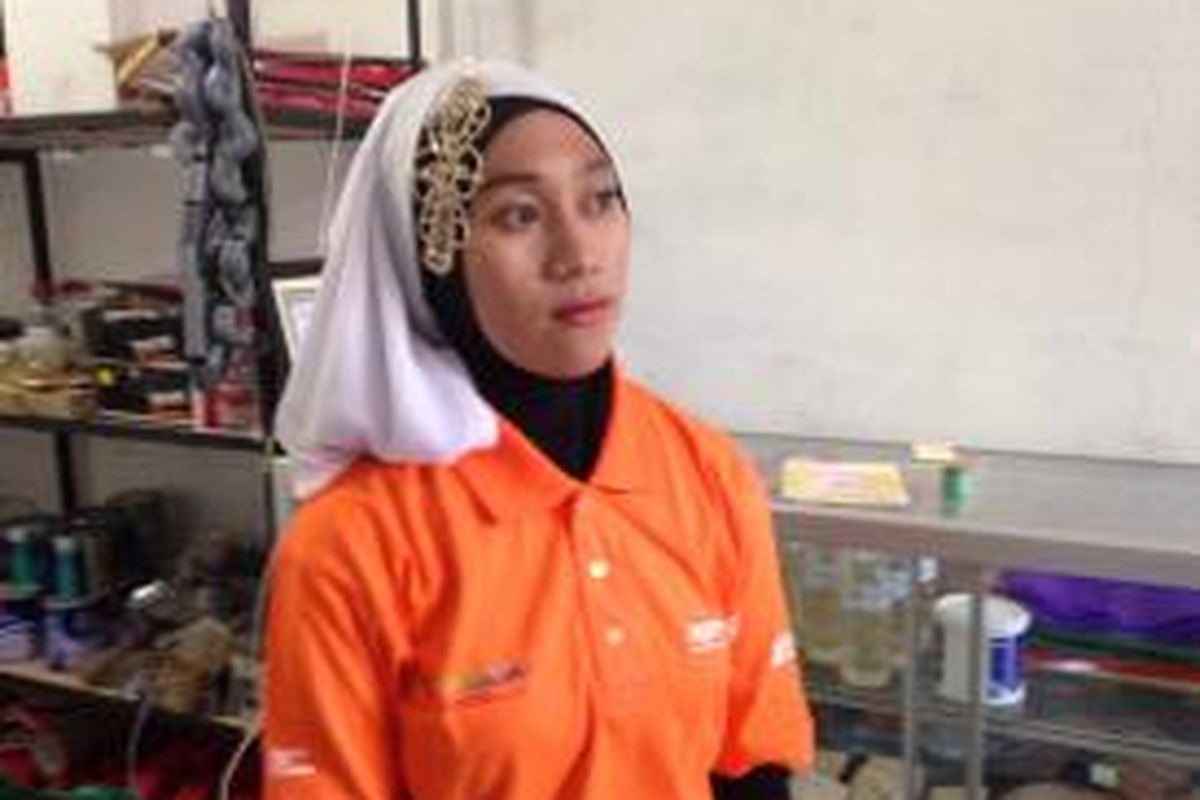 Nurfitriah (23), bidan sekaligus agen program Laku Pandai atau Layanan Keuangan Tanpa Kantor dalam rangka Keuangan Inklusif di desa Kelurahan Kolo, Kota Bima, Nusa Tenggara Barat. Foto diambil pada Senin (8/6/2015).