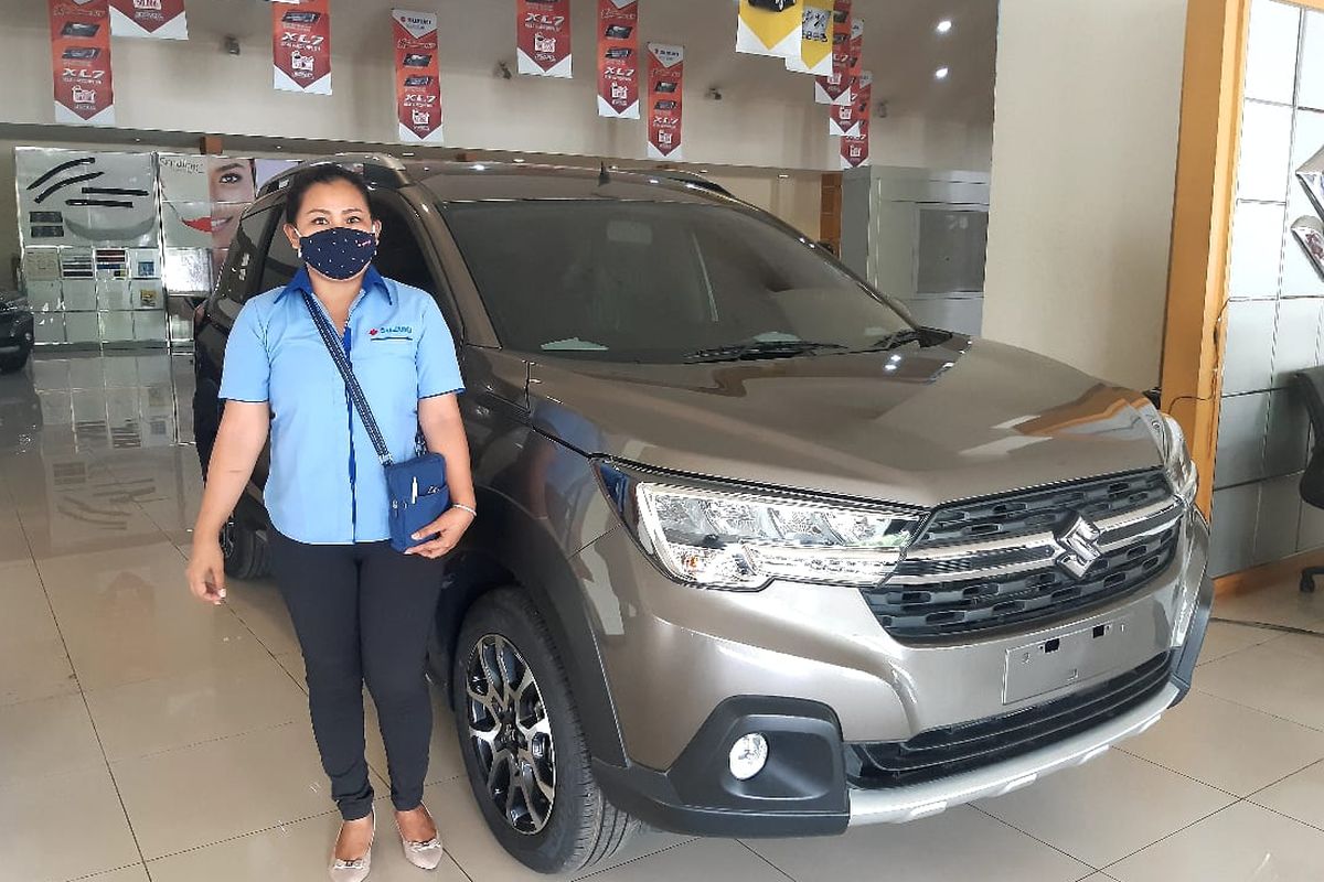 Marketing Daeler Suzuki Ahmad Yani (Dina) saat menunjukan unit mobil XL7 yang masuk dalam katagori PPnBM.