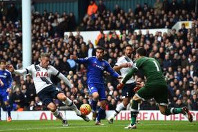 Para pemain bertahan Tottenham Hotspur coba menghalau pergerakan pemain sayap Chelsea, Pedro Rodriguez, saat kedua tim bertemu pada lanjutan Premier League di Stadion White Hart Lane, Minggu (29/11/2015).