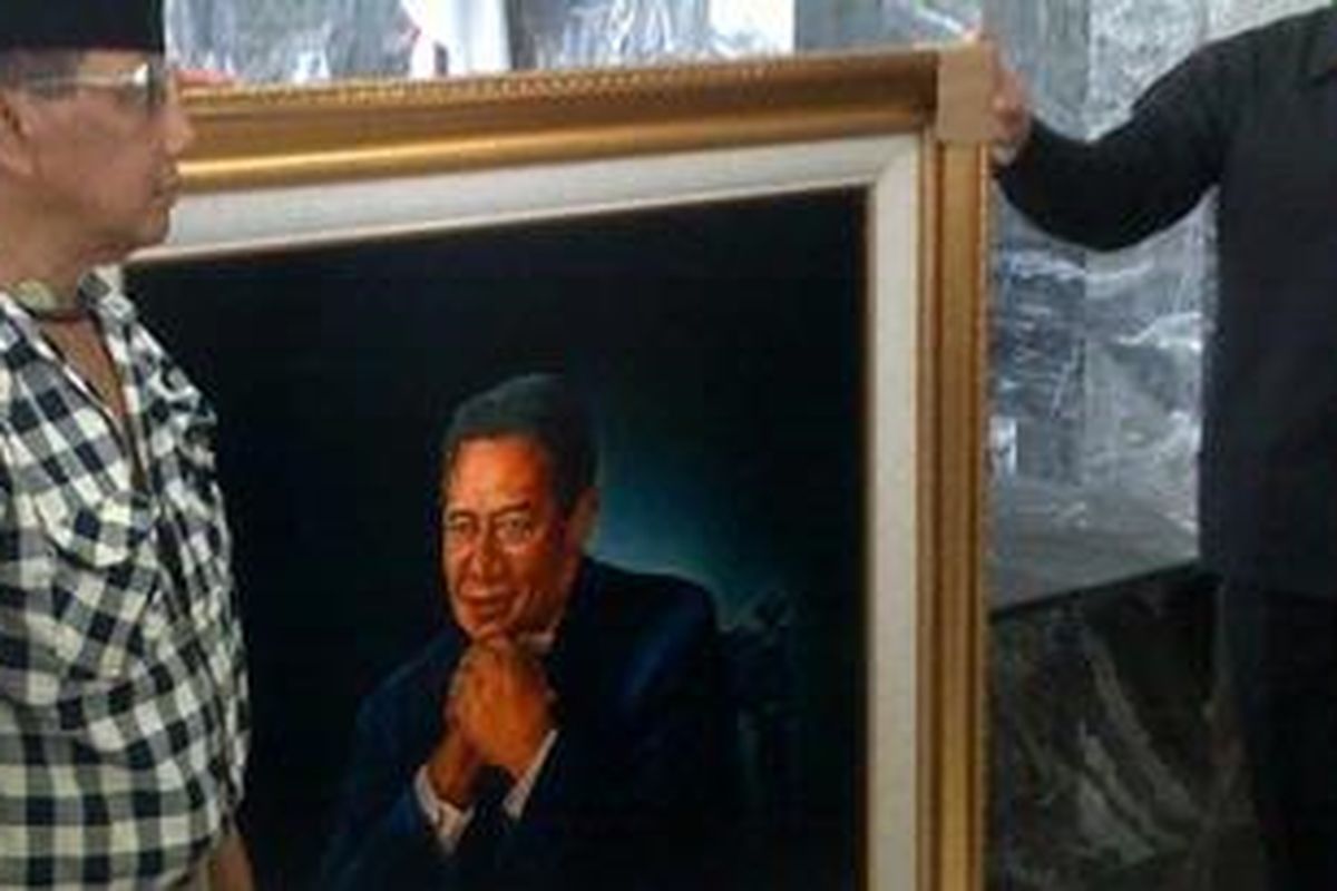 Sonny Sriwijaya (berpeci) memberikan hadiah lukisan bertema 