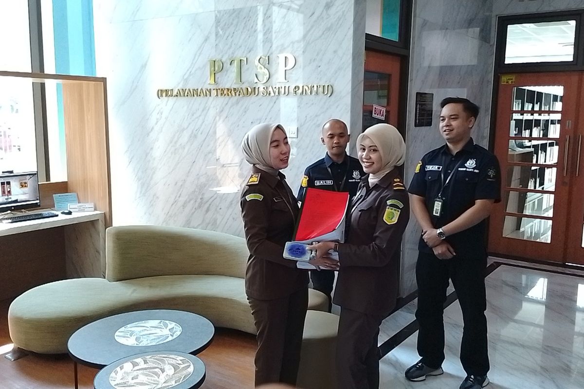Petugas Kejaksaan Tinggi Jawa Barat memperlihatkan berkas perkara tersangka pembunuhan Vina atas nama Pegi Setiawan kepada awak media, Kamis (20/6/2024).