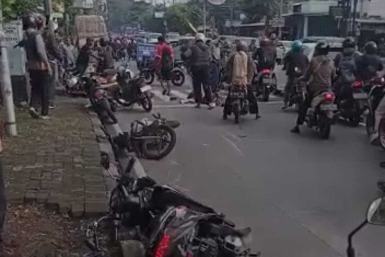 Mobil Truk tabrak tiga pengendara sepeda motor di Banyumanik Semarang. Jumat (11/11/2022)