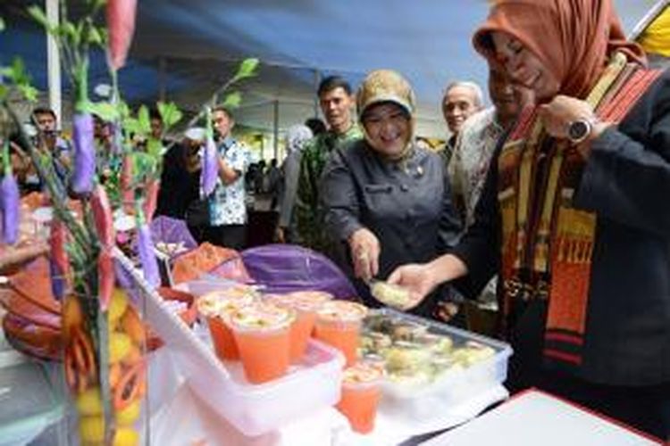 Wakil Bupati Bogor, Nurhayanti, saat menghadiri acara Festival Kuliner Kabupaten Bogor, di Hotel Royal Safari Garden, Cisarua, Kabupaten Bogor, Selasa (30/9/2014). Ia juga menyempatkan mencicipi berbagai kuliner khas Bogor. K97-14