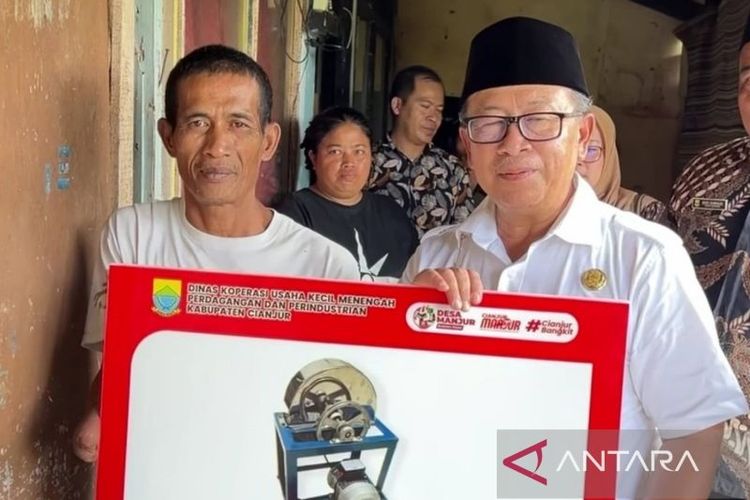 Pemkab Cianjur memberikan bantuan alat bermesin bagi pelaku Usaha Mikro, Kecil, dan Menengah (UMKM).
