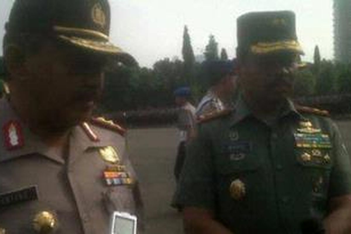 Kapolda Metro Jaya Irjen Untung S Radjab (kiri) dan Mayjen TNI Waris (kanan) 