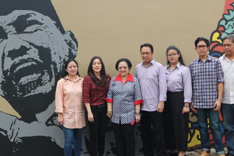 Ketua Umum PDI-P Megawati Soekarnoputri dan Keluarga berfoto di mural bergambar Soekarno sebelum mencoblos di TPS 027 Kebagusan, Jakarta Selatan, Rabu (15/2/2017).