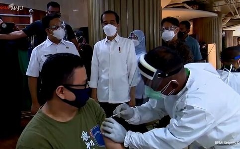  Indonesian Traditional Market Traders to Get Covid-19 Vaccine in Stages
