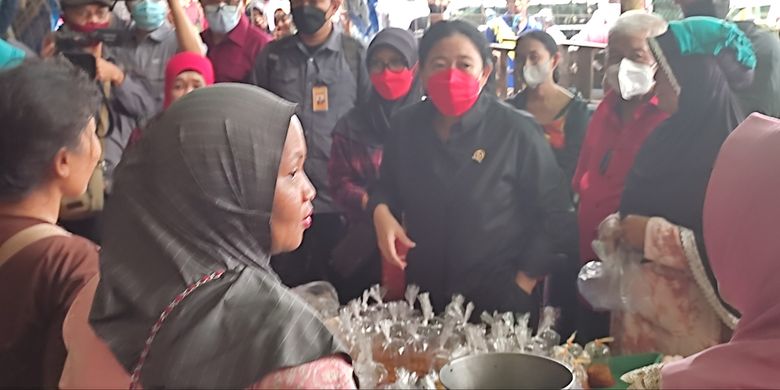 Puan Maharani saat m ngunjungi pasar Kebon Roek, Kecamatan Ampenan, Kota Mataram, Sabtu (27/8/2022)