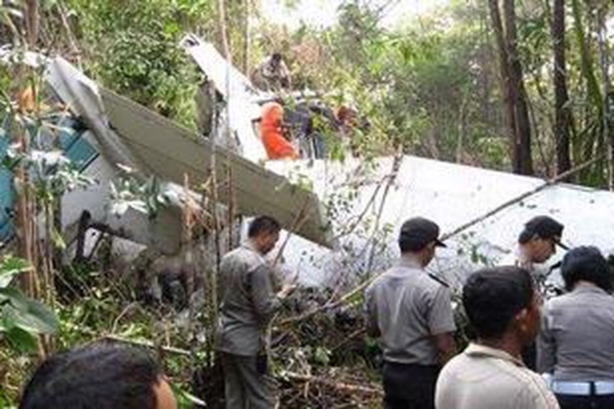 Pesawat Casa yang jatuh di Bintan, Kepulauan Riau, tewaskan lima awak, Sabtu (12/2/2011).