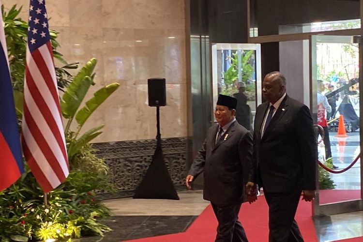 Para menteri pertahanan negara-negara anggota ASEAN mengadakan pertemuan dengan Menteri Pertahanan Amerika Serikat (AS) Lloyd James Austin III di sela-sela acara “The 17th ASEAN Defence Ministers Meeting (ADMM) atau The 17th ADMM” di Jakarta Convention Center (JCC), Senayan, Jakarta Pusat, Rabu (15/11/2023).  Menteri Pertahanan RI Prabowo Subianto sebagai tuan rumah, lansung menyambut kedatangan Austin, Rabu siang. Setelah itu, pertemuan digelar tertutup.