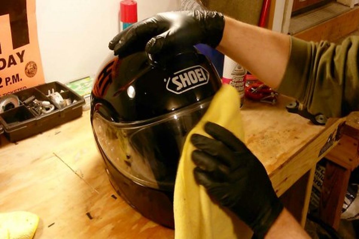 Cuci visor helm