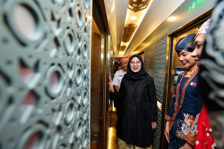 Bupati Banyuwangi Ipuk Fiestandani saat menengok Compartmen Suite KA Sangkuriang. Dengan tiket seharga Rp 2,5 juta, Compartment Suite KA Sangkuriang Bandung-Banyuwangi menawarkan sejumlah fasilitas. Apa saja?