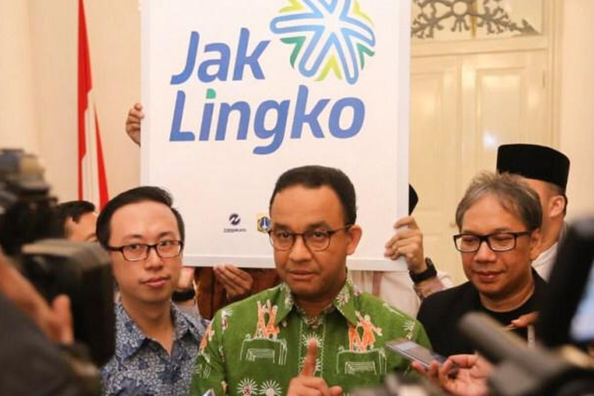 Gubernur DKI Jakarta Anies Baswedan sedang menjelasakan sistem Jak Lingko kepada jurnalis, di Jakarta. 