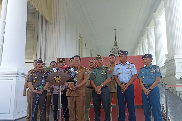 Pemerintah daerah provinsi, kabupaten/kota Sulawesi Selatan menjelaskan hasil pertemuannya dengan Presiden Joko Widodo di Istana Kepresidenan, Jakarta Pusat, Selasa (27/2/2024).