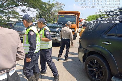 Supir Truk Kabur Setelah Tabrak Sejumlah Mobil di Tol Wiyoto Wiyono