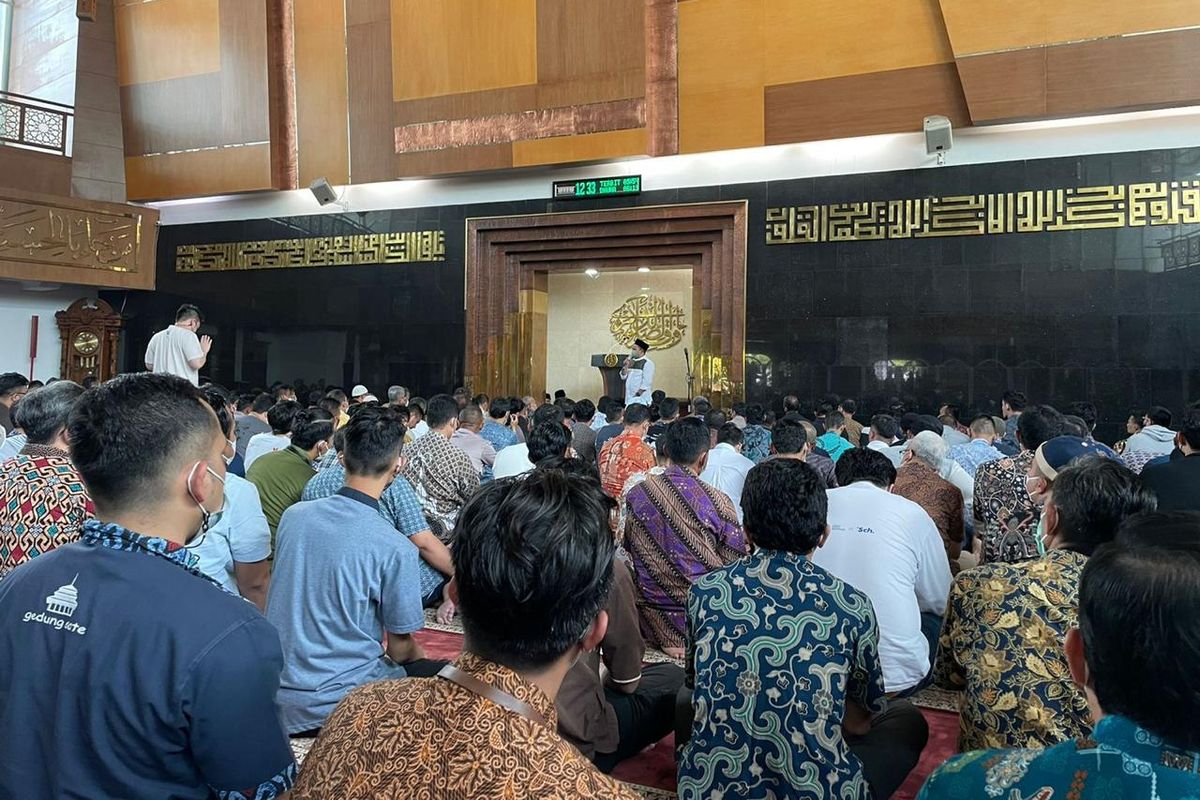 Jemaah di sejumlah masjid di Bandung mendoakan keselamatan anak Gubernur Jabar Ridwan Kamil yang hilang saat berenang di Swiss.
