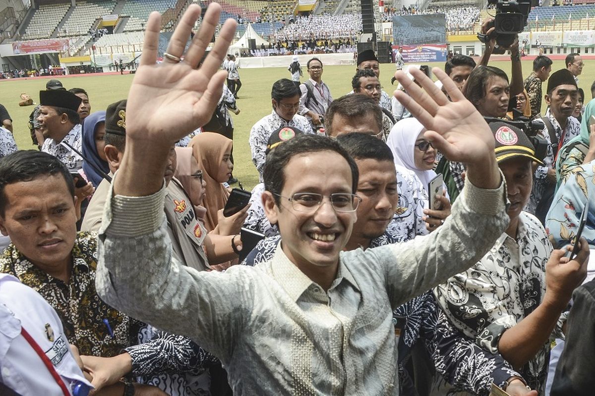 Menteri Pendidikan dan Kebudayaan Nadiem Makarim (tengah) menyapa para guru saat menghadiri puncak peringatan HUT ke-74 PGRI di Stadion Wibawa Mukti, Cikarang, Kabupaten Bekasi, Jawa Barat, Sabtu (30/11/2019). 