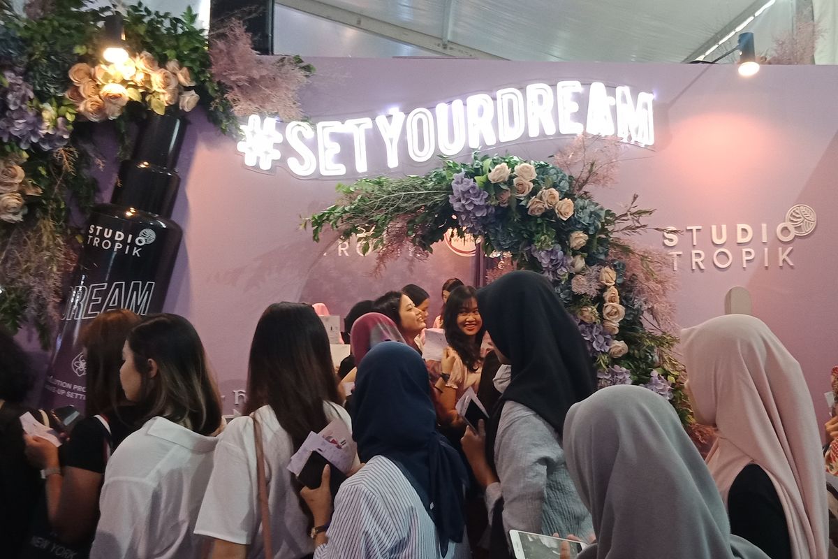 Pengunjung Jakarta X Beauty 2019 memadati pintu masuk area beauty tent di Senayan City, Jakarta Selatan.