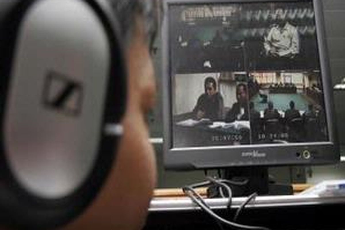 Seorang petugas teknisi Komisi Pemberantasan Korupsi (KPK) memerhatikan CCTV jalannya sidang anggota Komisi IV DPR Al Amin Nur Nasution, Jumat (24/10).