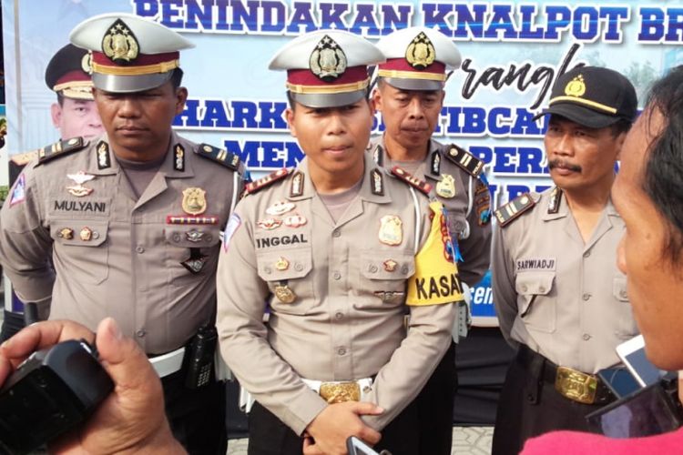 Kasat Lantas Polres Jombang, Ajun Komisaris Polisi Inggal Widya Perdana (tengah), saat menyampaikan hasil penyitaan ratusan sepeda motor modifikasi menjelang malam pergantian tahun, Senin (31/12/2018).