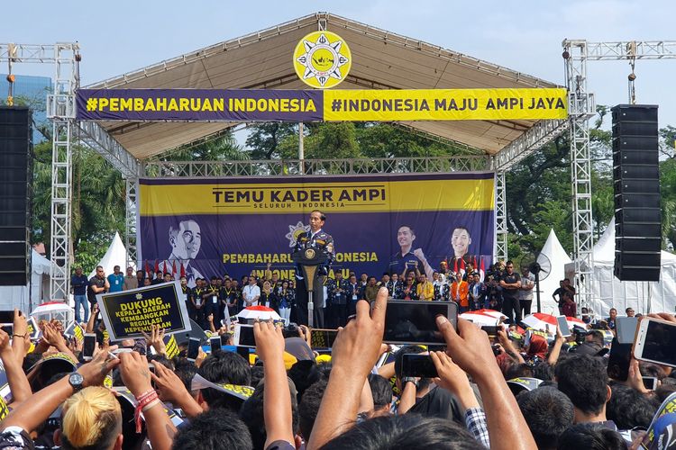 Presiden Joko Widodo menghadiri  pelepasan dan temu kader sahabat Angkatan Muda Pembaharuan Indonesia (AMPI) di Lapangan Merdeka Medan, Sabtu (16/3/2019)