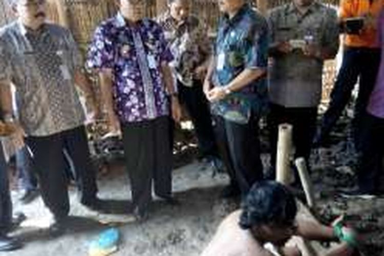  Bupati Demak M Natsir (memakai peci) saat mengunjungi salah satu korban pemasungan, Junaedi,  di Desa Temuroso,  Kecamatan Guntur, Demak, Kamis (16/6/2016)