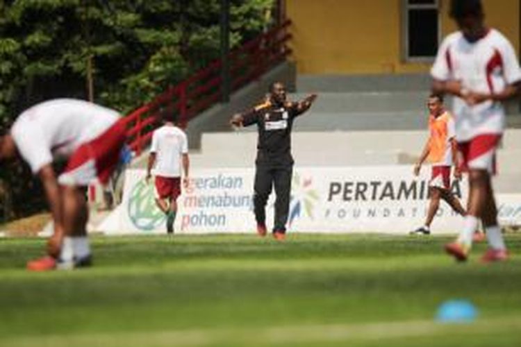 Persipura Jayapura berlatih di lapangan Pertamina, Simprug, Jakarta, Selasa (9/9/2014). 